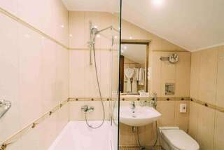 Гостиница Усадьба Смоленск Стандартный двухместный номер с 2 отдельными кроватями и общей ванной комнатой-3