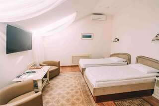 Гостиница Усадьба Смоленск Стандартный двухместный номер с 2 отдельными кроватями и общей ванной комнатой-1